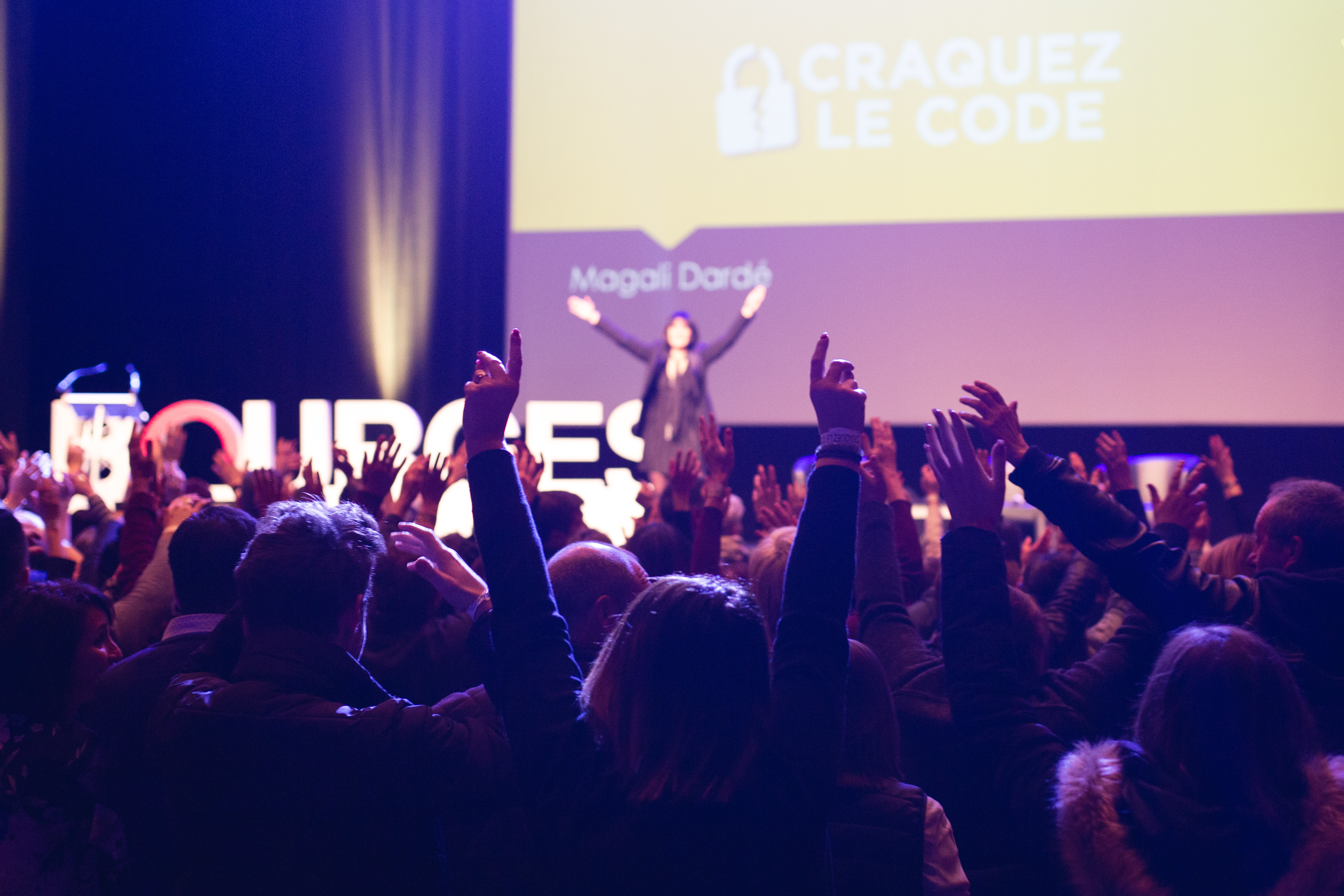 Foule aux mains levées lors de la soirée Craquez le Code à Bourges, Magali Dardé sur scène